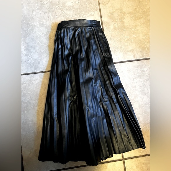 Calvin Klein Faux Leather Skirt - Picture 1 of 2